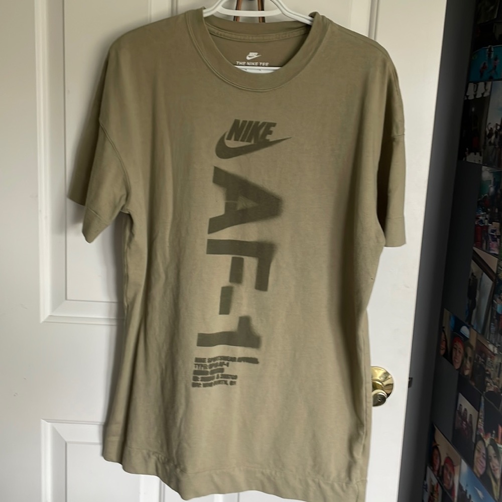Medium mens Nike tee shirt